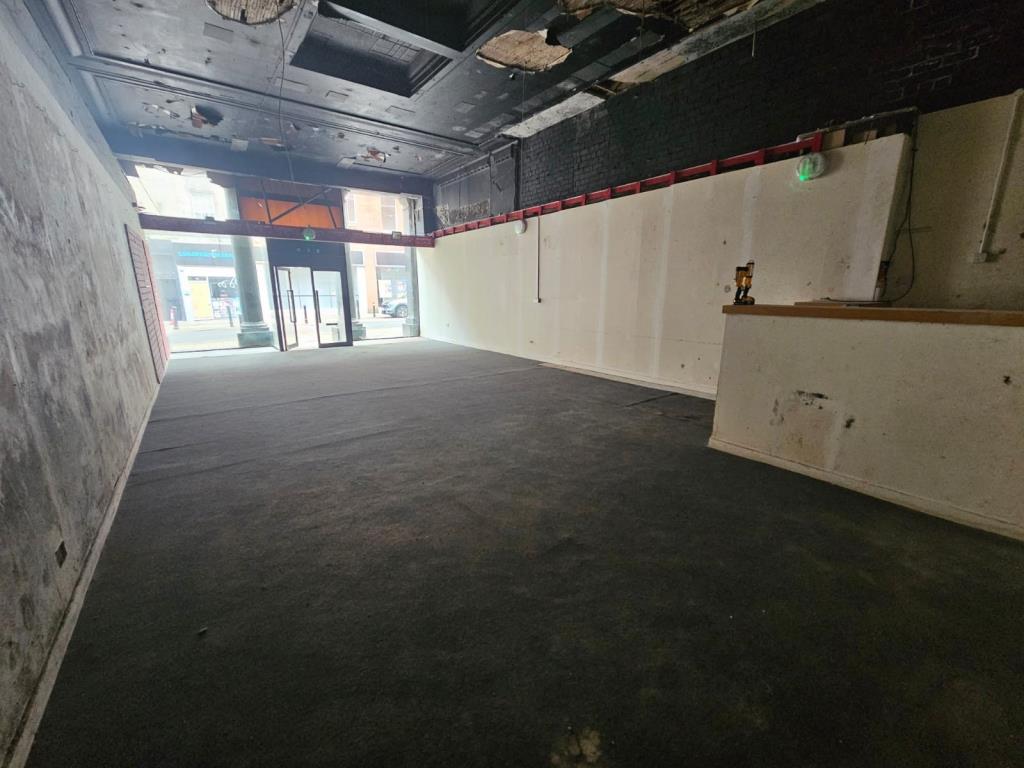 Lot: 68 - VACANT DOUBLE FRONTED SHOP UNIT FOR IMPROVEMENT - 